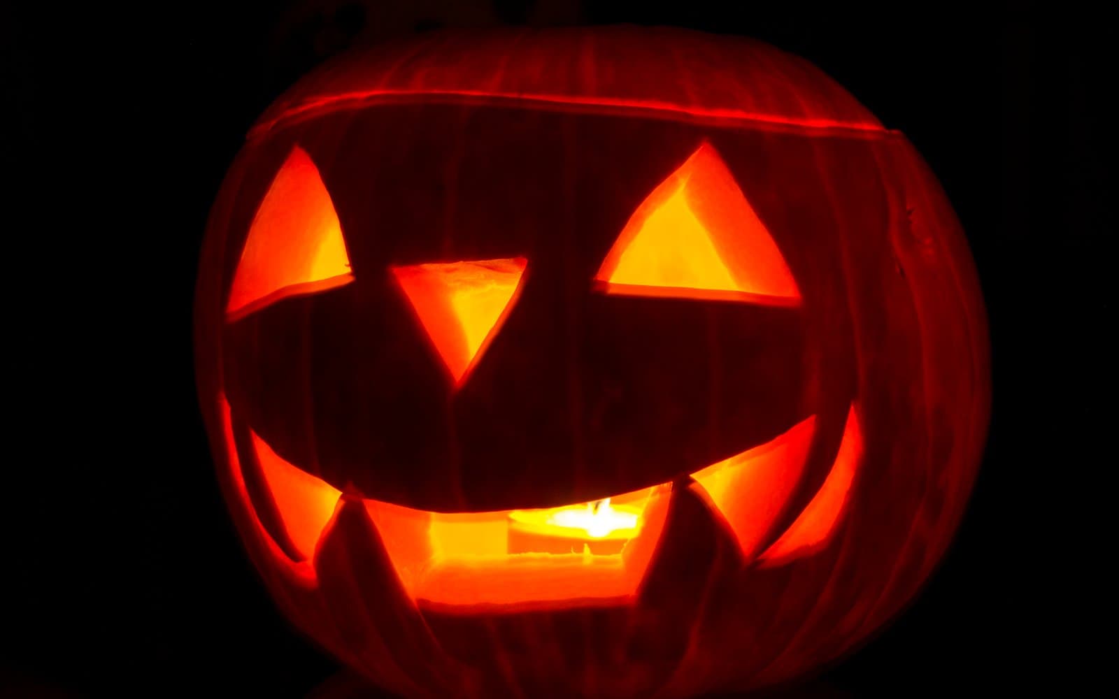 The Best Aesthetic Halloween Desk Decor & Ambient Lighting Ideas (2026)